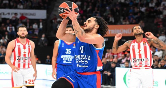 Anadolu Efes 15 sayı geriden gelip kazandı